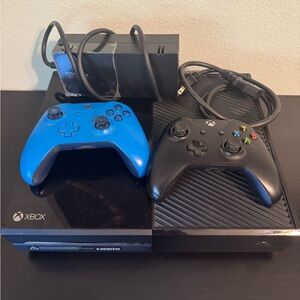 Microsoft Xbox One + Controllers